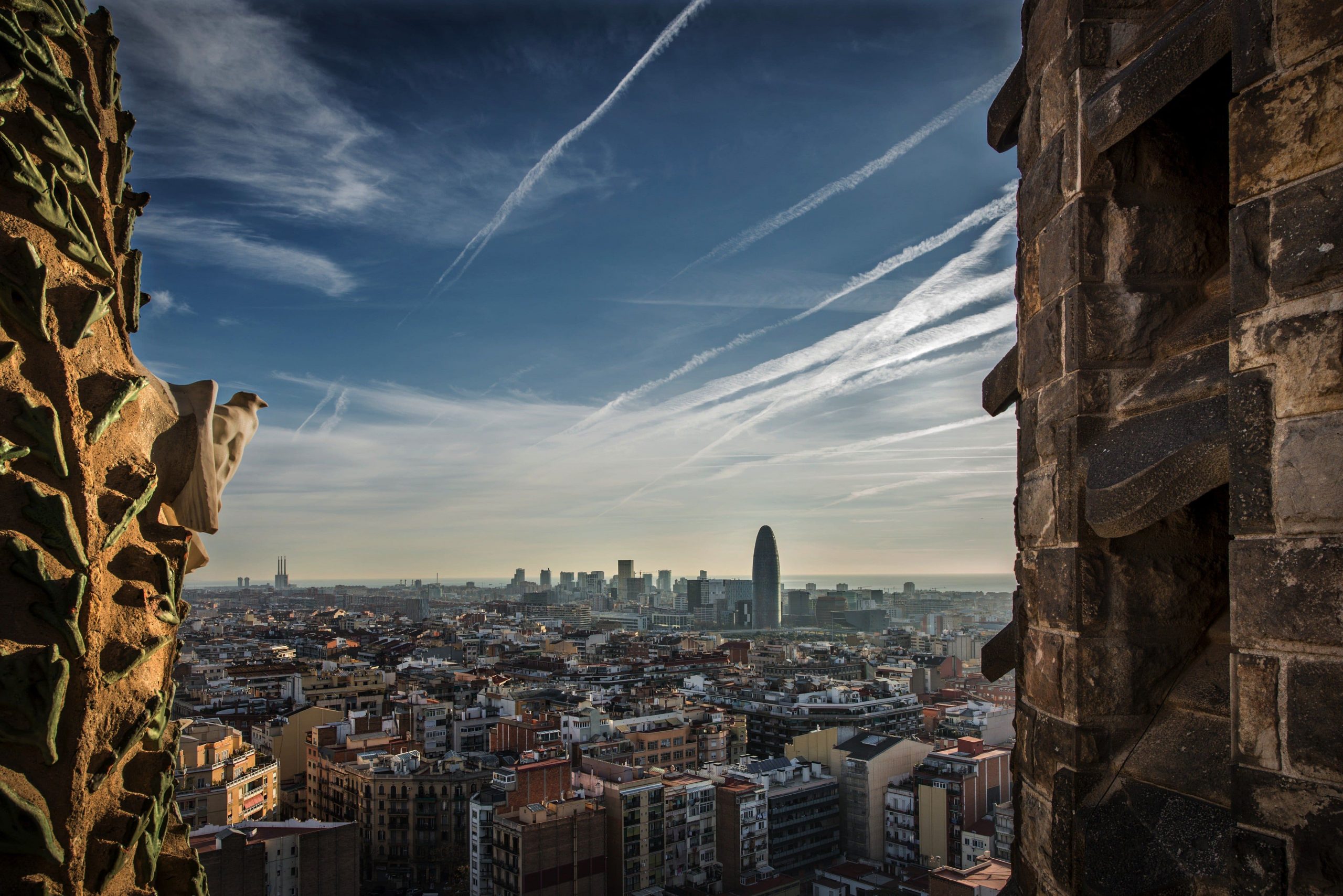 Панорама Барселоны и побережья, снятая с башен Рождества Саграда Фамилия