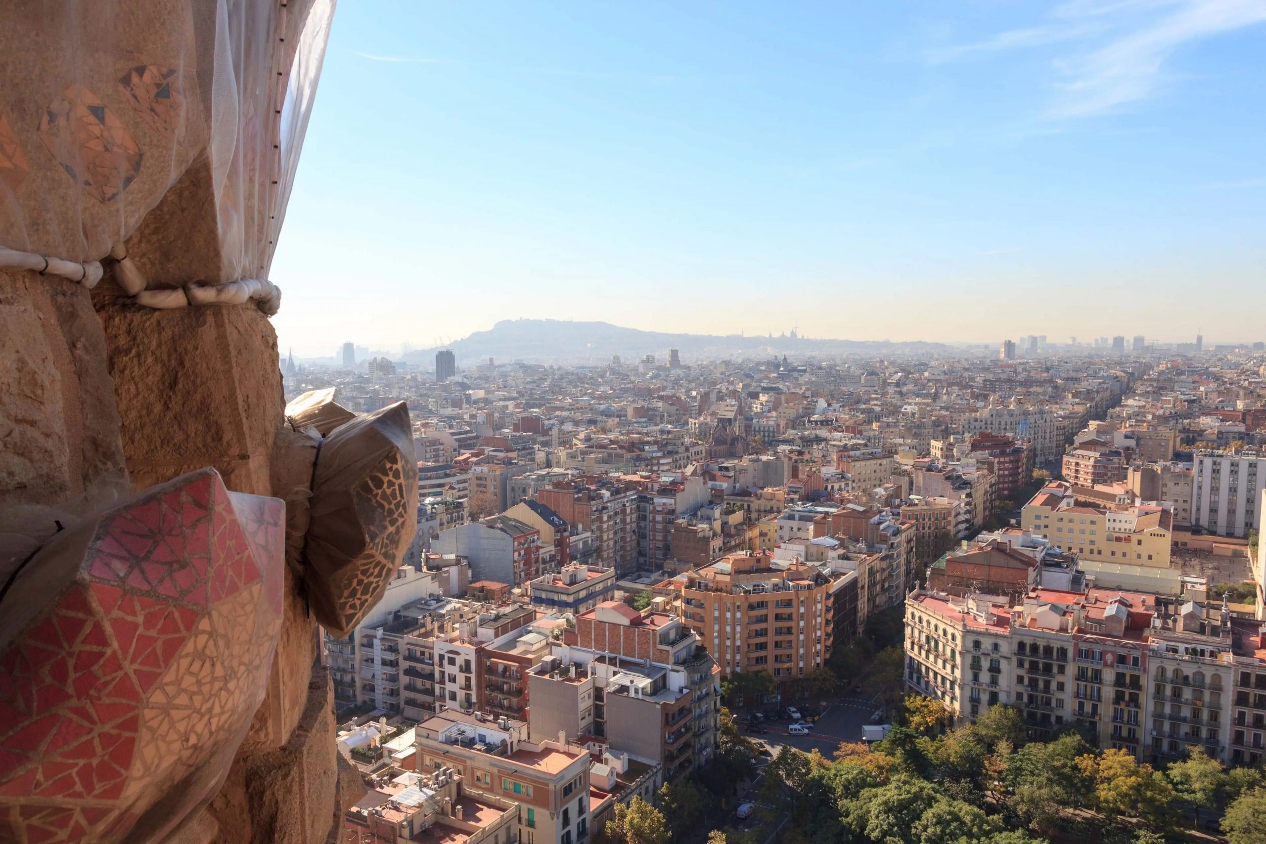 Западная панорама Барселоны с башен Фасада Страстей