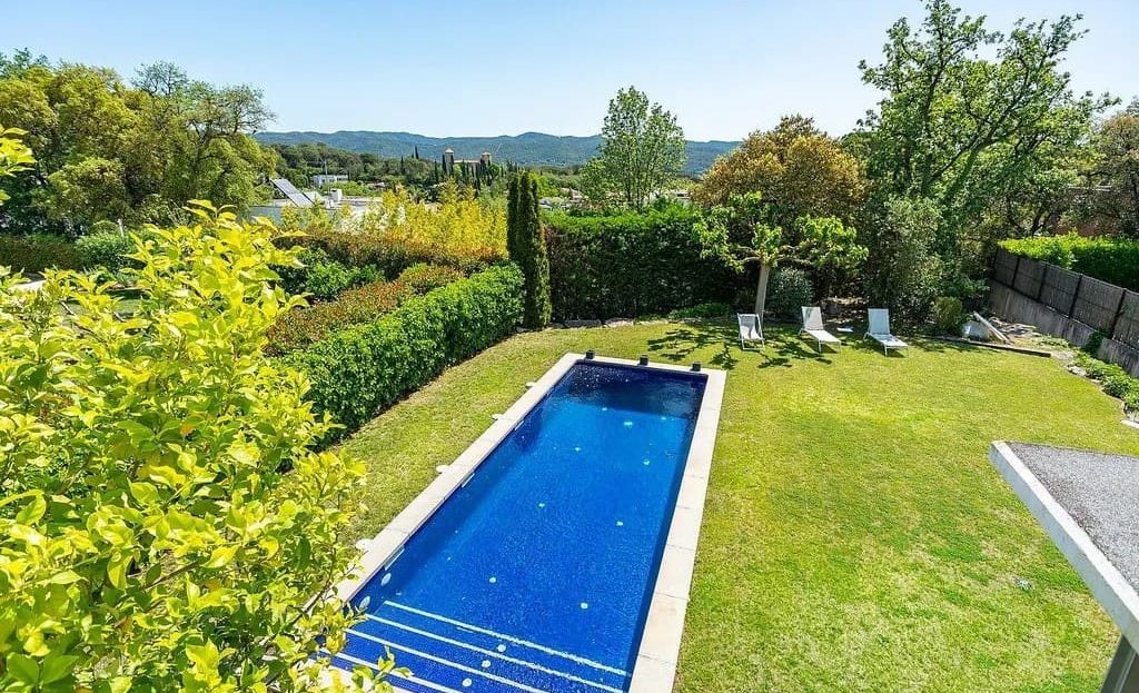 Бассейн с морской водой и ухоженный сад на участке дома в Палау