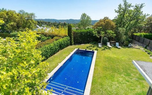 Бассейн с морской водой и ухоженный сад на участке дома в Палау