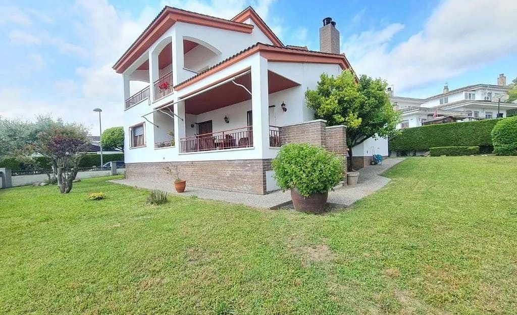 Фасад двухэтажного дома в Монтиливи-Палау с большим садом