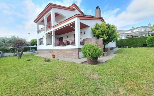 Фасад двухэтажного дома в Монтиливи-Палау с большим садом