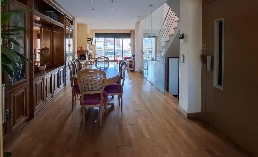 Гостиная и столовая на первом этаже, просторное помещение с доступом к террасе