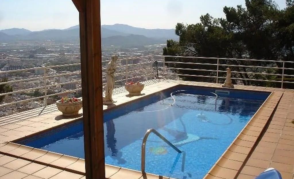 Частный бассейн и терраса с панорамным видом на горы и город Бланес.