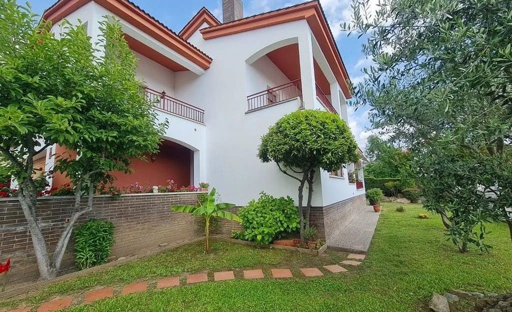 Вид на дом и зелёный участок перед входом