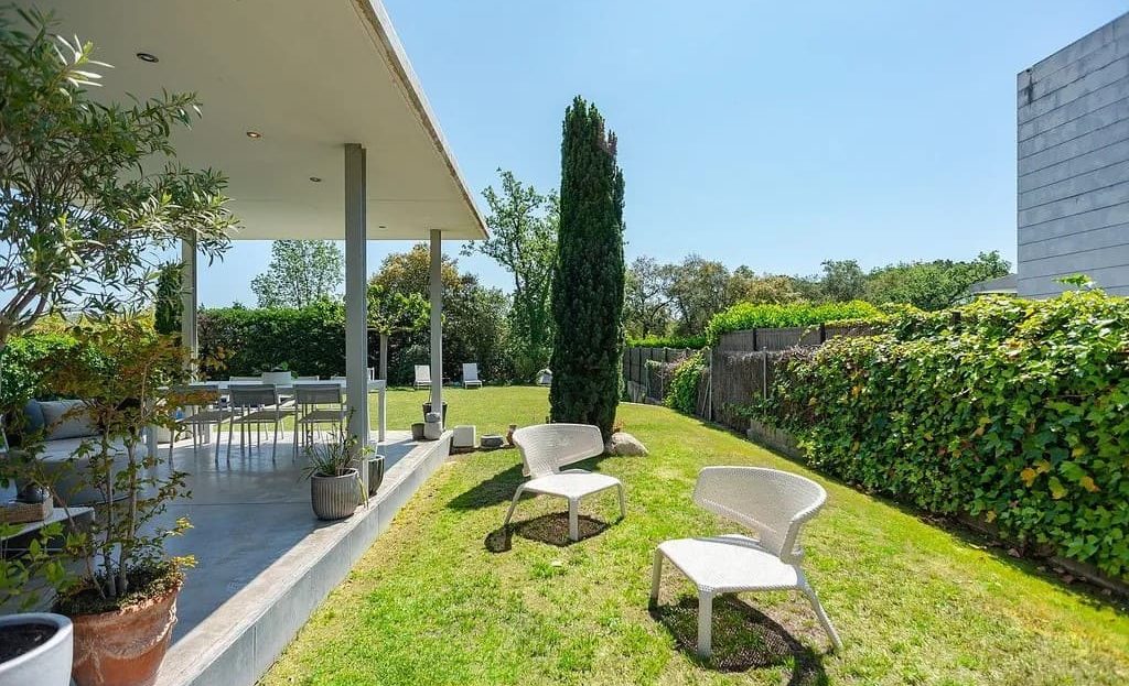 Терраса и садовые зоны с мебелью для отдыха рядом с домом.