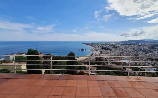 Широкий панорамный вид на море, побережье и город Бланес с главной террасы