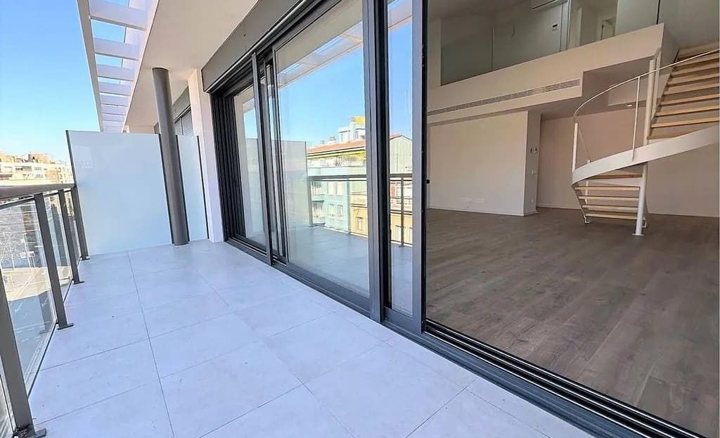 Терраса пентхауса с панорамными видами на центр Жироны.