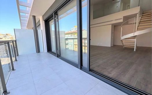 Терраса пентхауса с панорамными видами на центр Жироны.