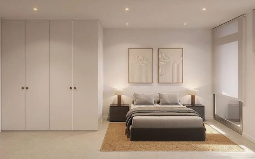 Главная спальня с большим окном и встроенными шкафами