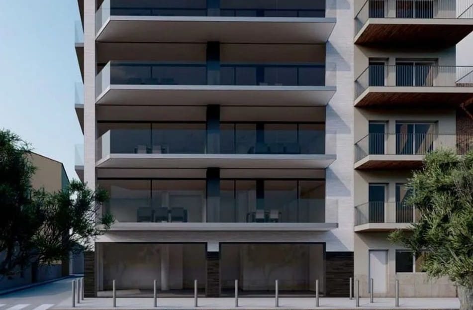 Фасад нового жилого комплекса в Сан-Антонио-де-Калонже с современными террасами