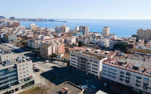 Вид на район Сан-Антонио-де-Калонже и море с высоты.