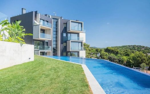 Фасад современного жилого комплекса с бассейном в Сан-Антонио-де-Калонже