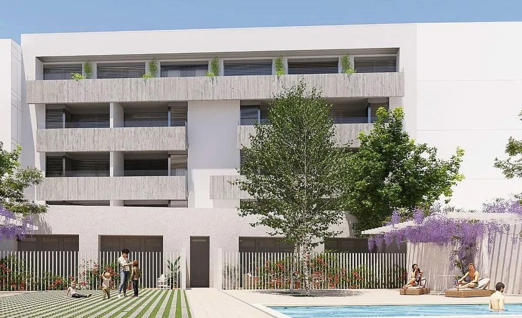 Фасад нового жилого комплекса с бассейном и зелёной зоной