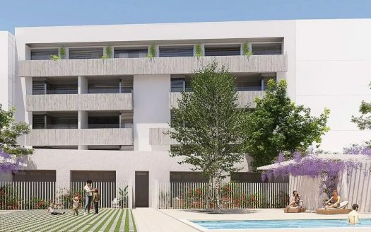 Фасад нового жилого комплекса с бассейном и зелёной зоной