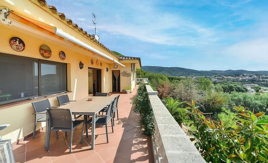 Терраса виллы с панорамным видом на горы.