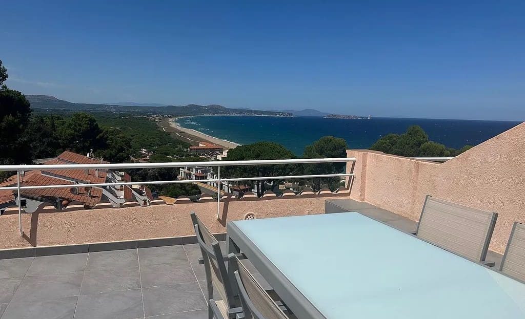 Терраса с обеденной зоной и панорамным видом на море и побережье.