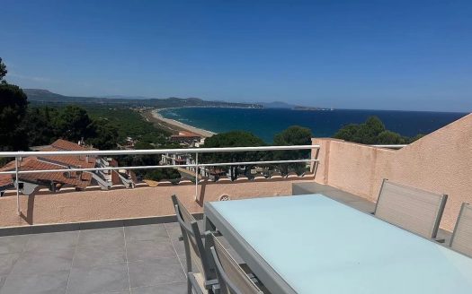 Терраса с обеденной зоной и панорамным видом на море и побережье.