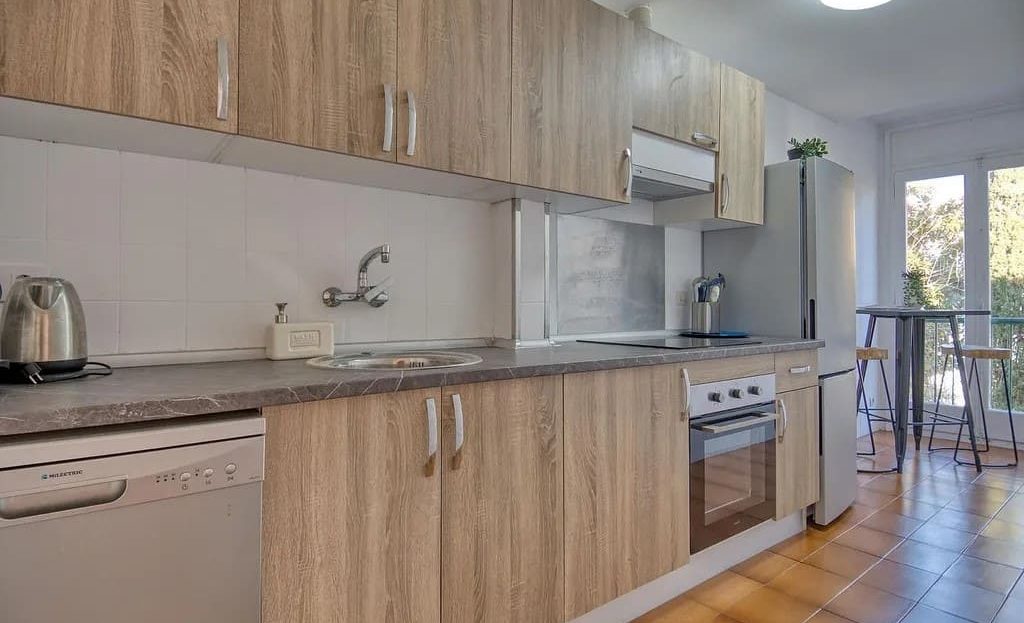 Кухня с деревянными фасадами, плитой и рабочей зоной.