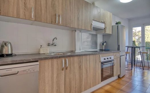 Кухня с деревянными фасадами, плитой и рабочей зоной.