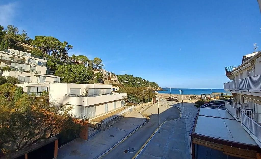 Вид на море и жилой район Са Риера с улицы перед зданием