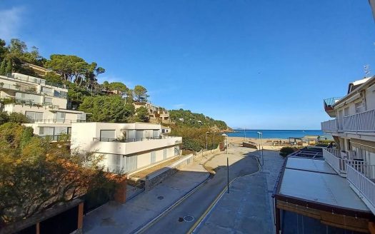 Вид на море и жилой район Са Риера с улицы перед зданием