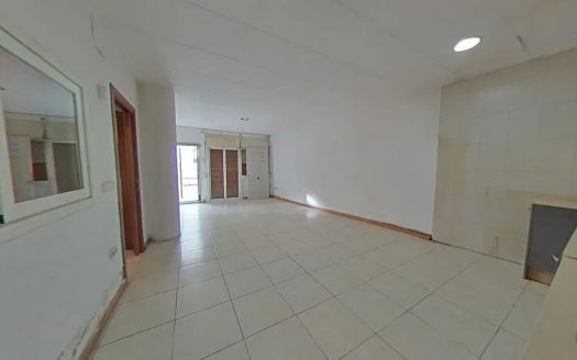 Входная зона и открытая гостиная-столовая в квартире в Бланесе