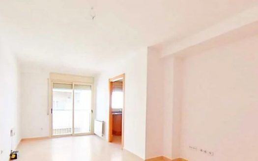 Просторная светлая гостиная с выходом на балкон