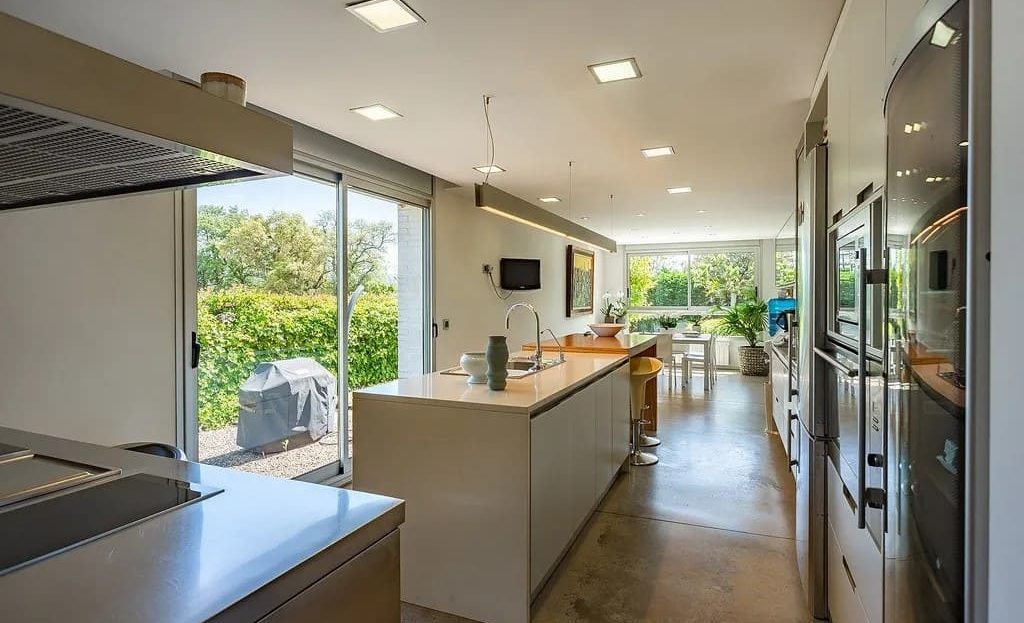 Кухня открытой планировки с выходом в сад и рабочей зоной