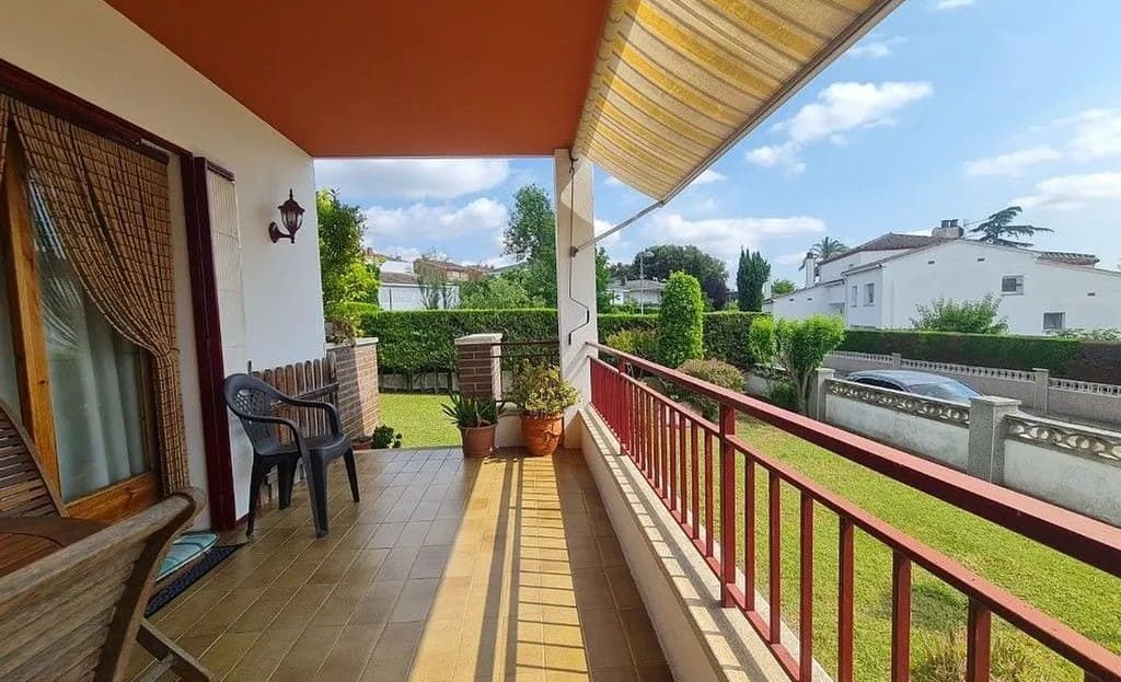 Терраса второго этажа с видом на улицу и соседние дома