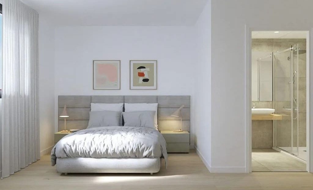 Главная спальня с встроенными шкафами и прямым доступом к ванной комнате