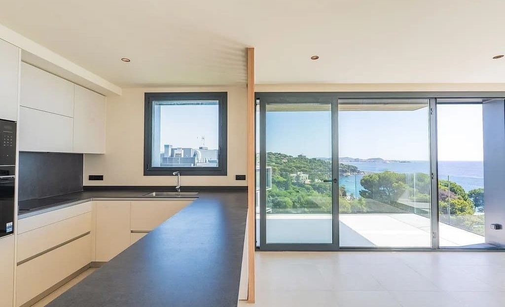 Кухня-гостиная с большими окнами и видом на природу и море