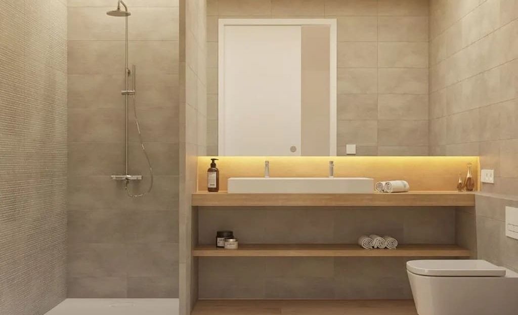 Ванная комната с душевой кабиной и современными отделочными материалами