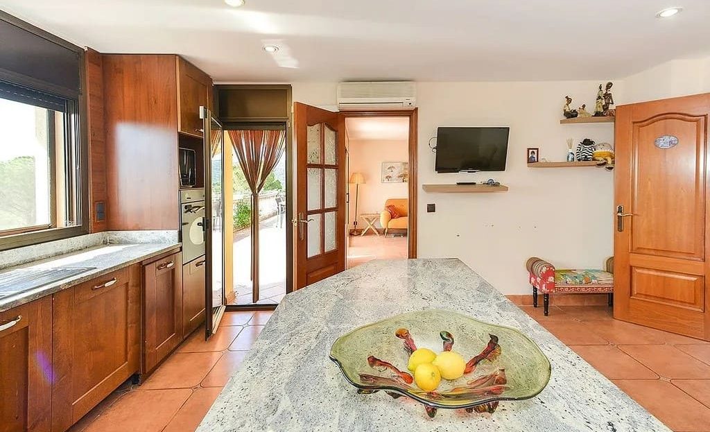 Просторная кухня-столовая с выходом на террасу.