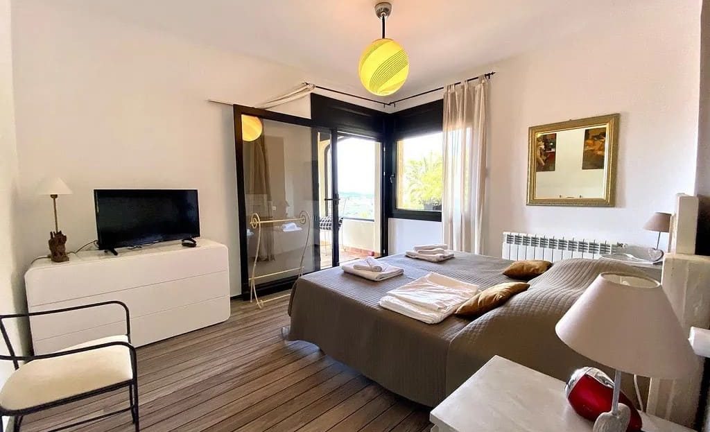 Гостевая комната с выходом на террасу.