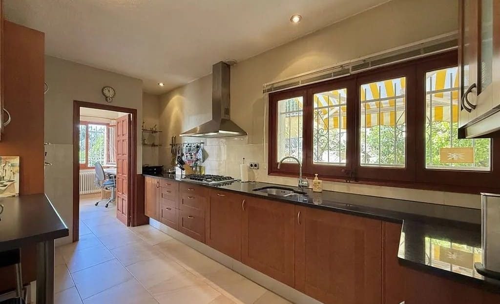 Длинная кухня с выходом наружу.