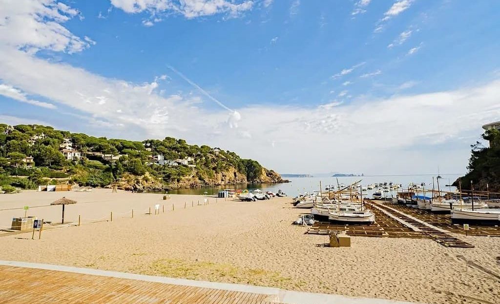 Пляж Са Риера с видом на море, песок и прогулочную зону