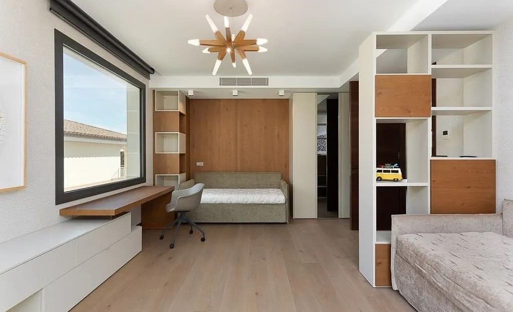 Спальня с рабочей зоной и видом на море