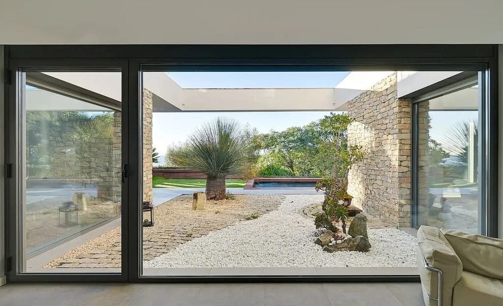 Большие раздвижные окна с видом на внутренний двор и море