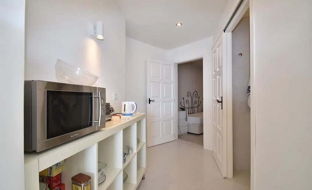 Кухня с бытовой техникой и зонами хранения.