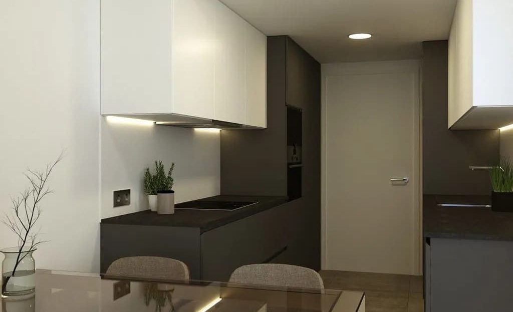 Современная кухня с лаконичным дизайном и встроенной техникой