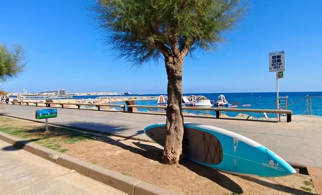 Близлежащая набережная с лодками и видом на море