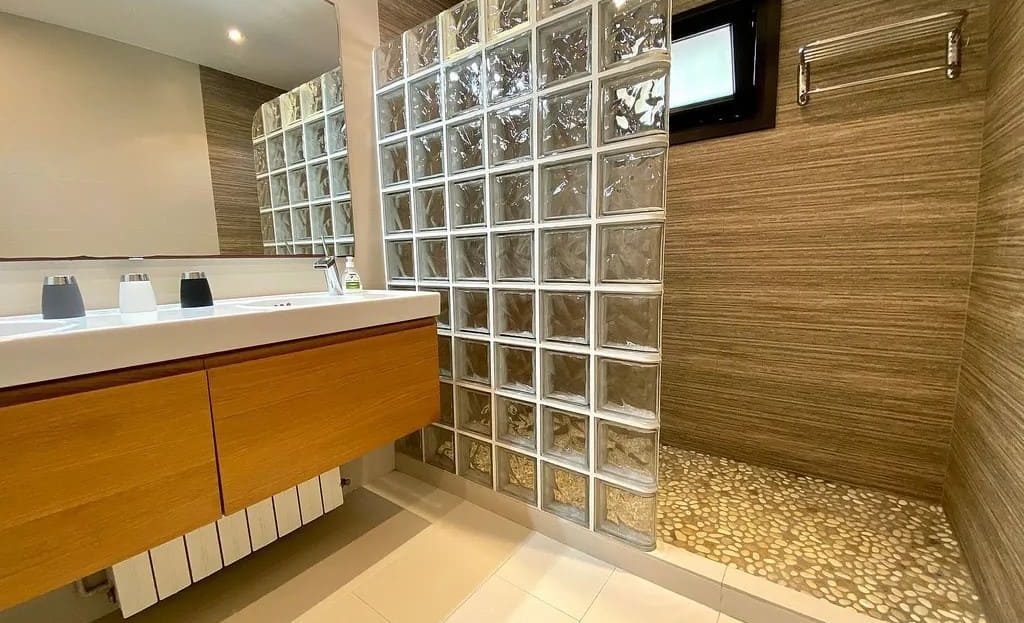 Ванная комната с душевой и стеклянной перегородкой.