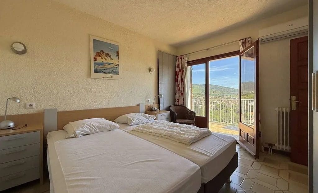 Спальня с двумя кроватями и выходом на террасу.