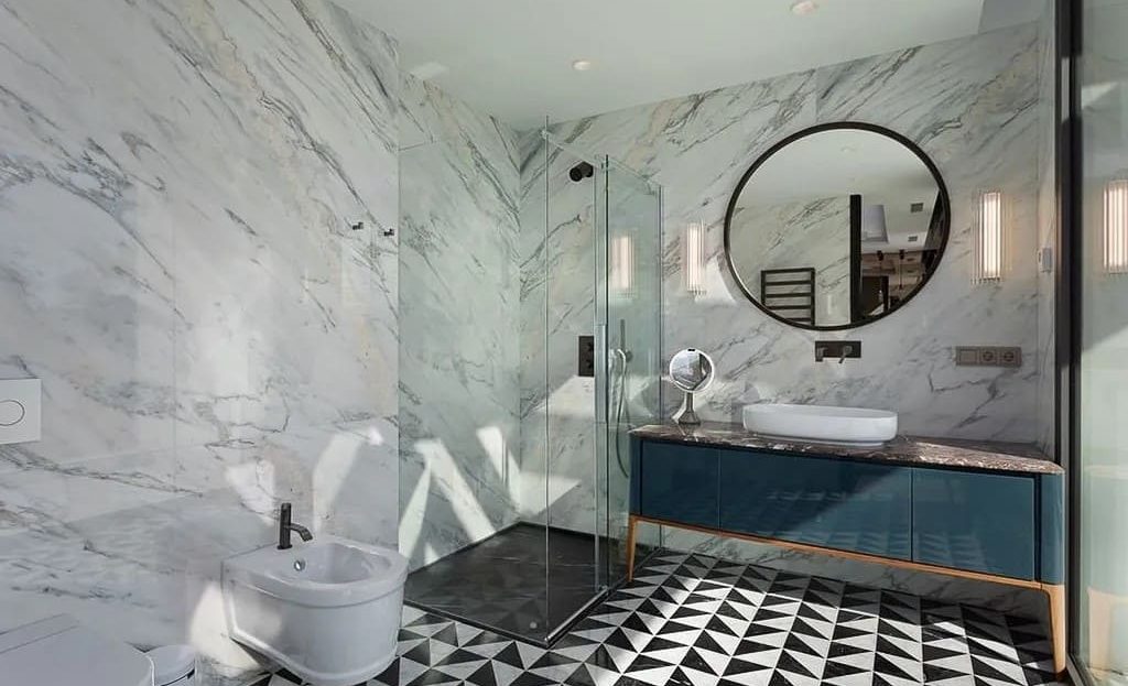 Роскошная ванная комната отделанная мрамором