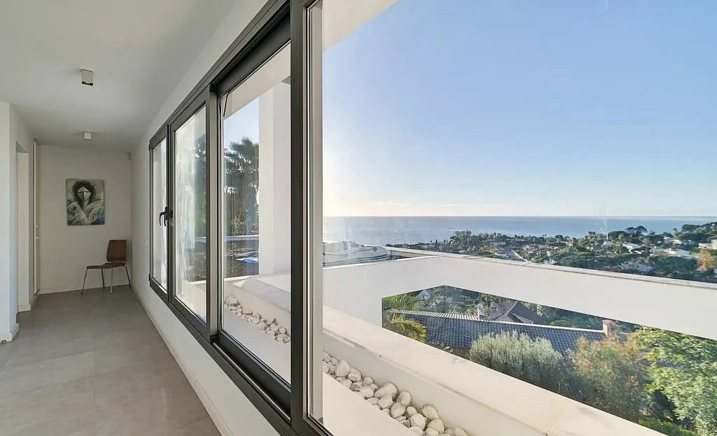 Светлый коридор с видом на море через панорамные окна