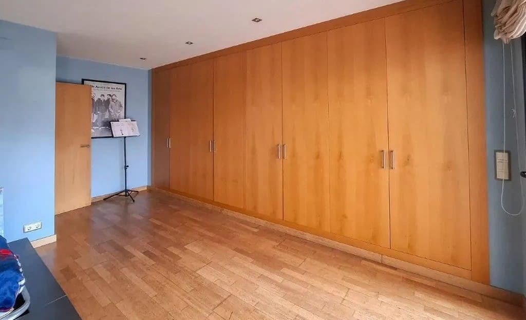 Коридор второго этажа с большими встроенными шкафами