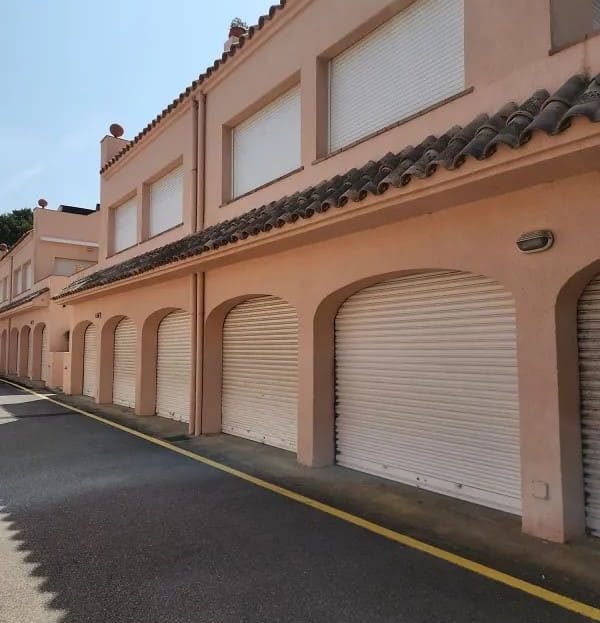 Ряд гаражных боксов на территории жилого комплекса.