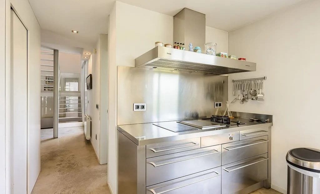 Дополнительная кухня с металлическими фасадами и оборудованием