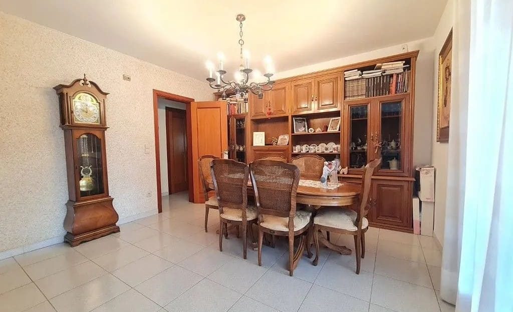 Столовая зона с большим столом и классическим декором